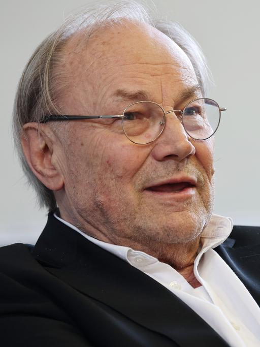 Klaus Maria Brandauer spricht auf einer Pressekonferenz in der Heinrich-Heine-Universität.