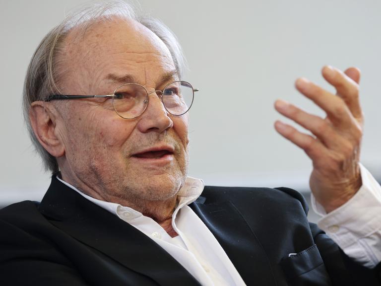 Klaus Maria Brandauer spricht auf einer Pressekonferenz in der Heinrich-Heine-Universität.