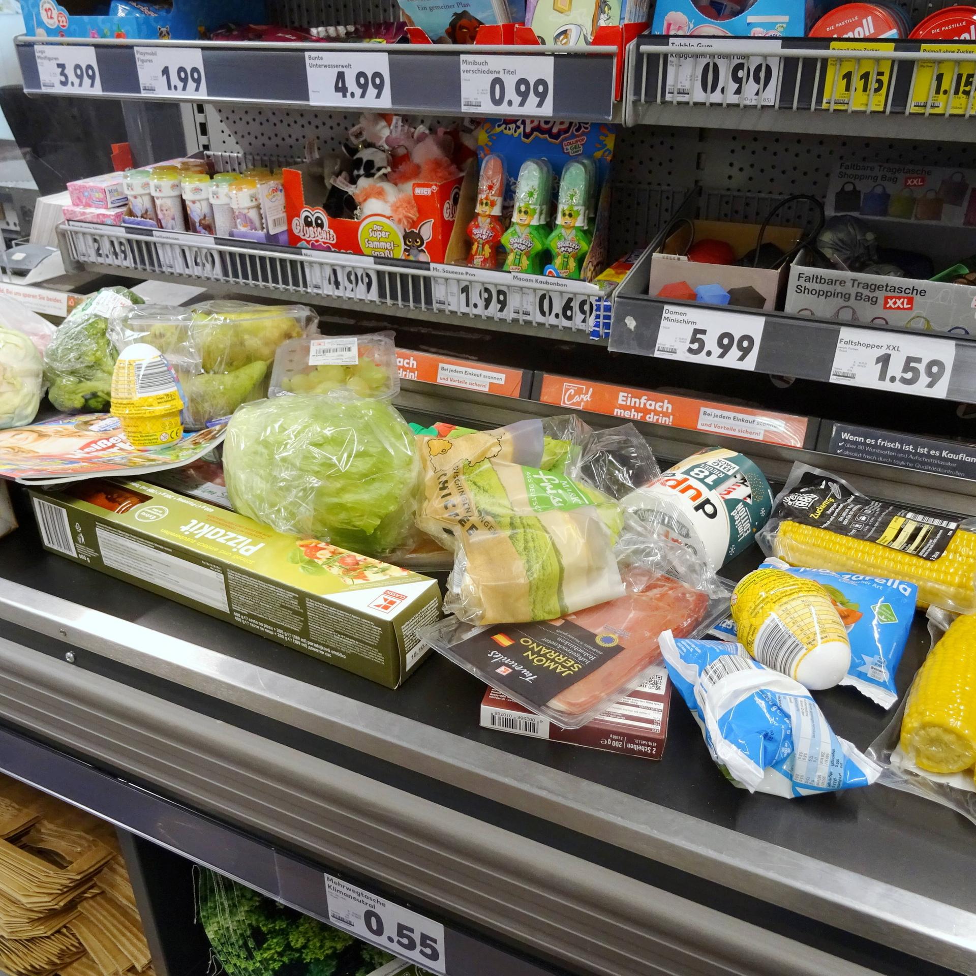 Auf einem Band im Supermarkt liegen verschiedene Lebensmittel. Auf einem Band im Supermarkt liegen verschiedene Lebensmittel.