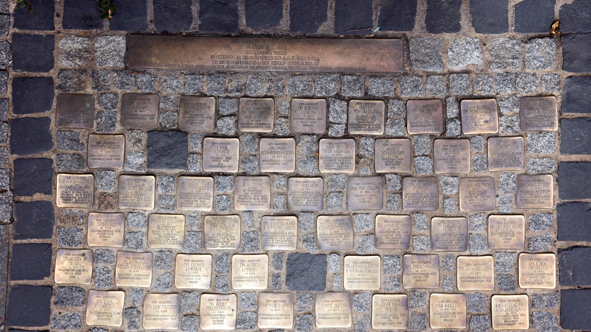 56 Stolpersteine erinnern in Berlin an NS-verfolgte Mitarbeiter und Mitarbeiterinnen des Auswärtigen Amts. 56 Stolpersteine erinnern in Berlin an NS-verfolgte Mitarbeiter und Mitarbeiterinnen des Auswärtigen Amts.