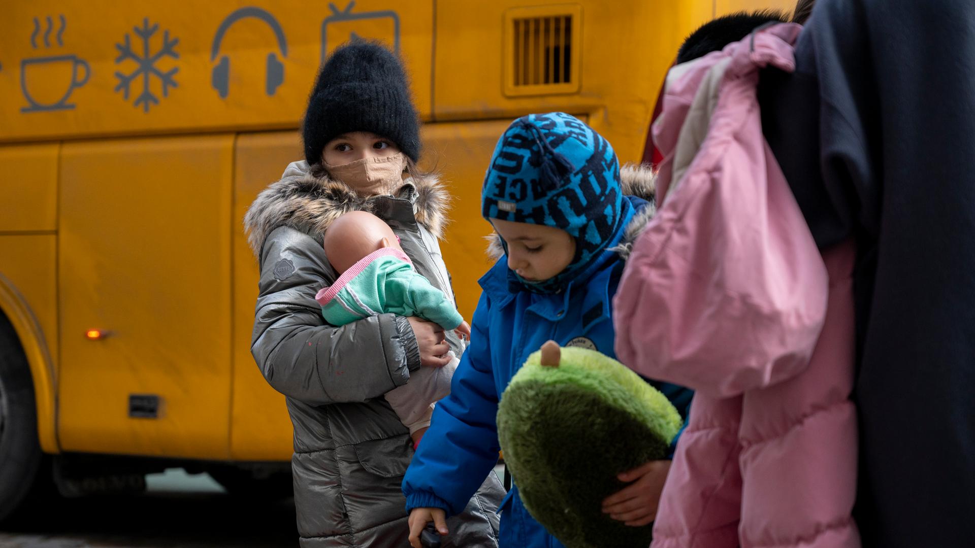Kinder aus Odessa stehen nach ihrer Ankunft in Berlin vor einem Bus. Kinder aus Odessa stehen nach ihrer Ankunft in Berlin vor einem Bus.