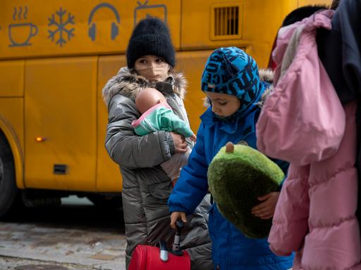 Kinder aus Odessa stehen nach ihrer Ankunft in Berlin vor einem Bus.