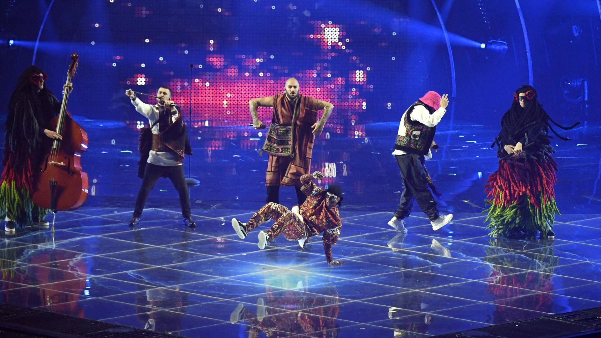 Die ukrainische Band Kalush Orchestra während ihres Auftrittes beim Halbfinale des Eurovision Song Contests 2022. Die ukrainische Band Kalush Orchestra während ihres Auftrittes beim Halbfinale des Eurovision Song Contests 2022.