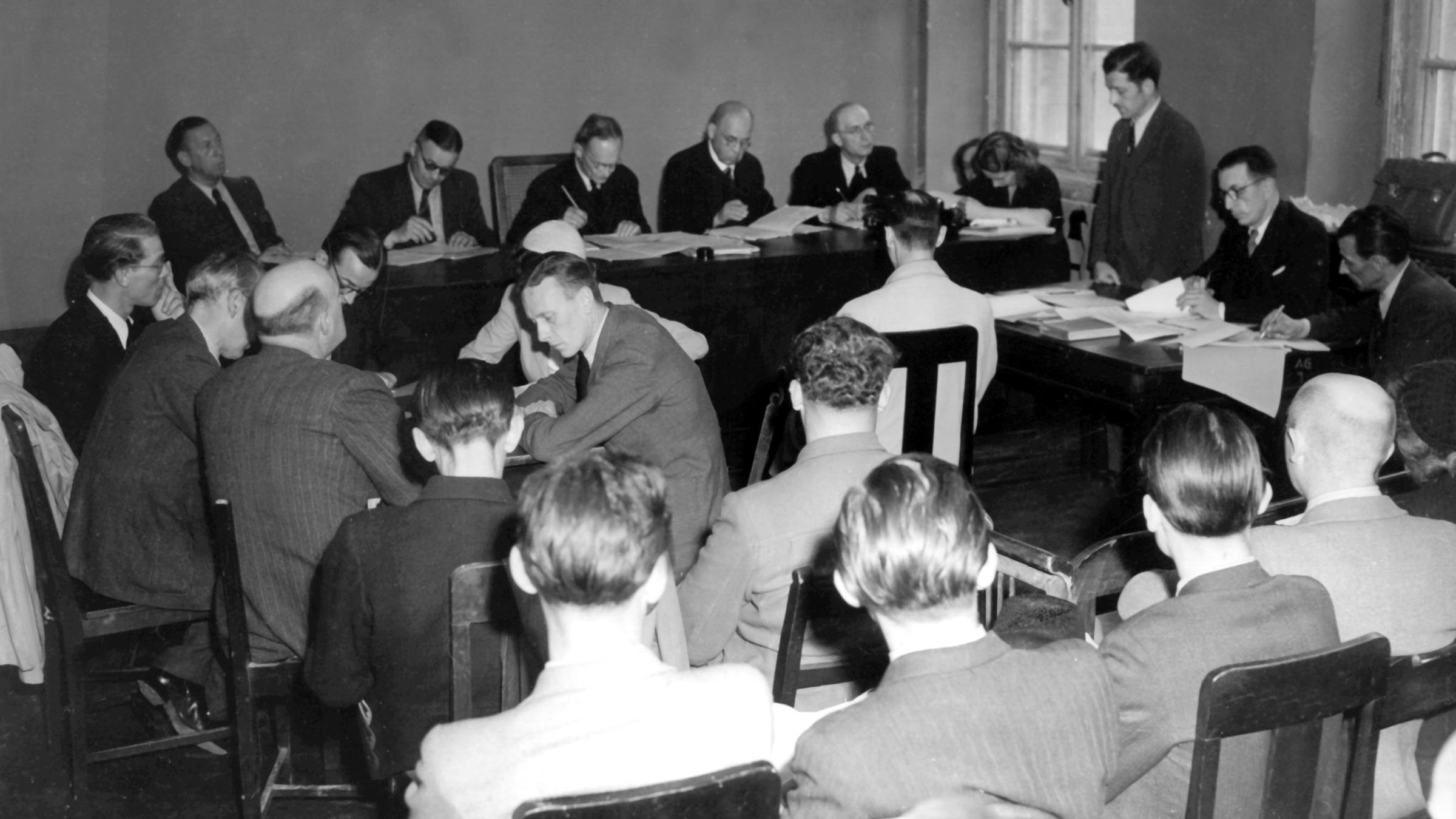 Im Gebäude des Amtsgerichts fand am 21. Mai 1946 die Eröffnung der Spruchkammer in Frankfurt am Main statt. Rechts stehend der öffentliche Ankläger, Oberregierungsrat Walter Joachim Oppenheimer. Die Einrichtung der deutschen Spruchkammern hatte die Entnazifizierung zum Ziel.