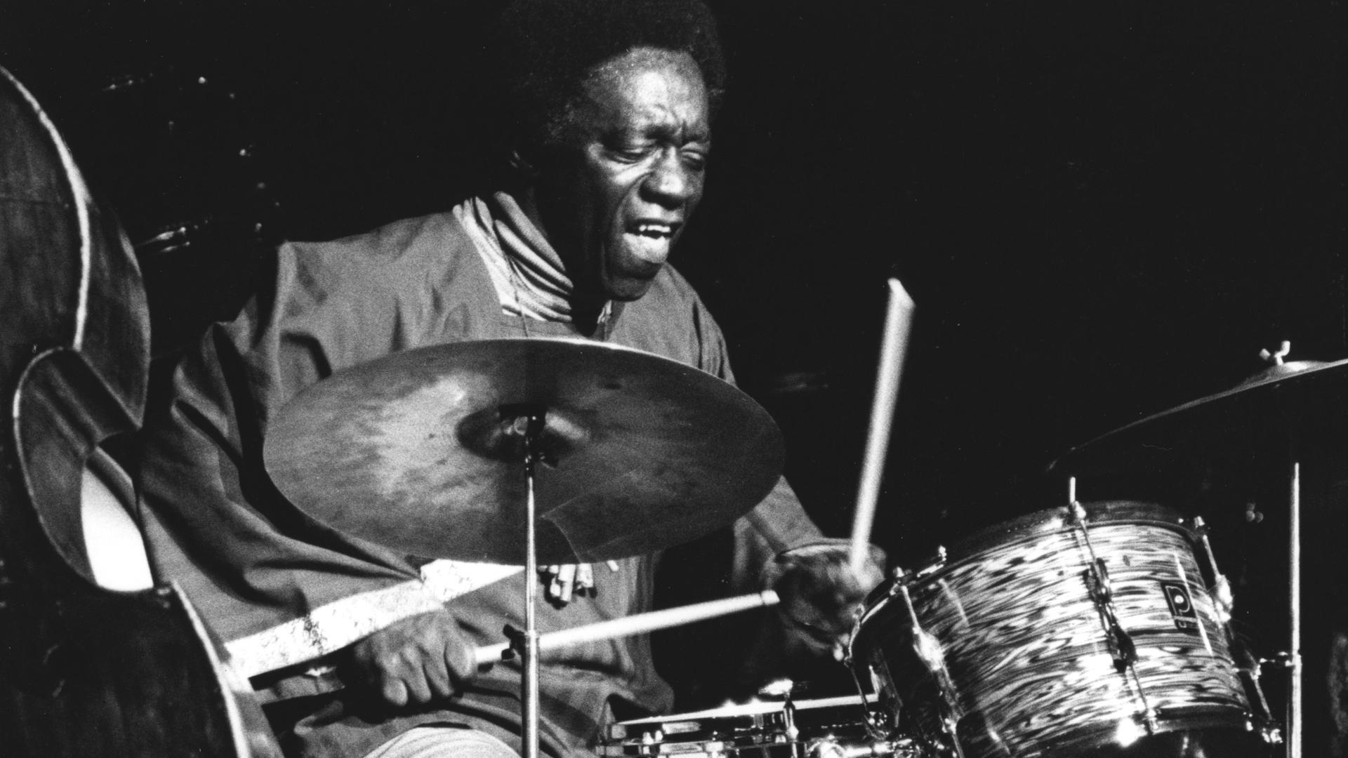 Der US-Jazz-Musiker Art Blakey spielt auf einem Schlagzeug 1968 in London.