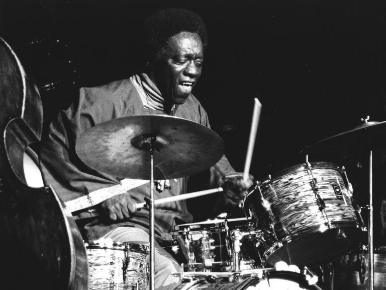 Der US-Jazz-Musiker Art Blakey spielt auf einem Schlagzeug 1968 in London.