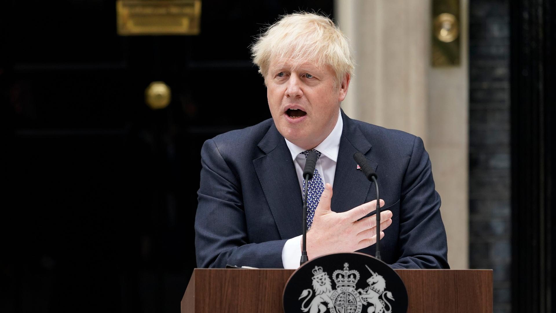 Der britische Premier-Minister Boris Johnson spricht vor seinem Regierungs-Sitz.