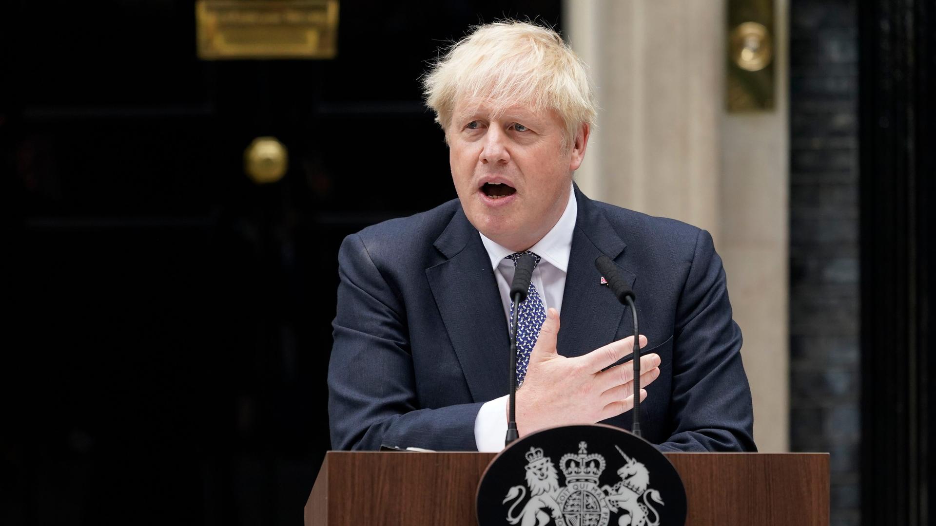 Der britische Premier-Minister Boris Johnson spricht vor seinem Regierungs-Sitz. Der britische Premier-Minister Boris Johnson spricht vor seinem Regierungs-Sitz.