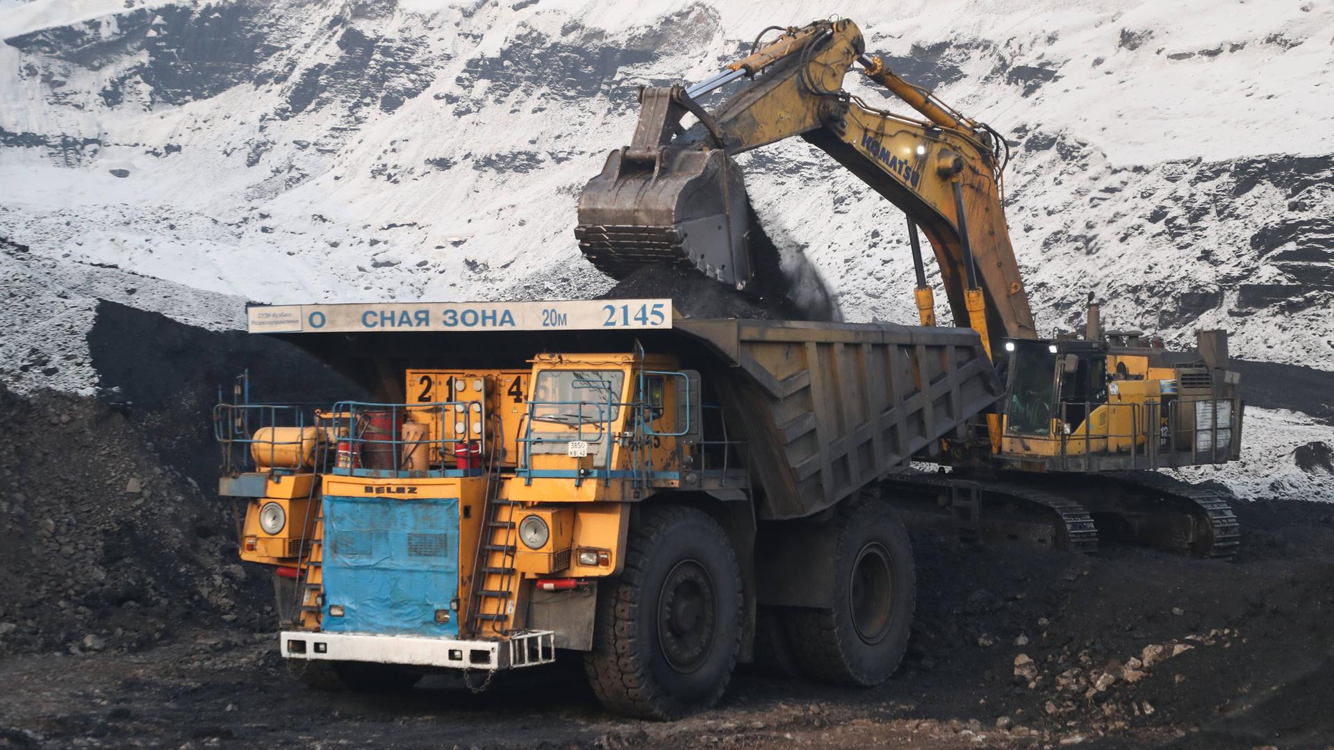 Kemerevo Region, Russland: Mit schwerem Gerät wird Kohle abgebaut. Kemerevo Region, Russland: Mit schwerem Gerät wird Kohle abgebaut.