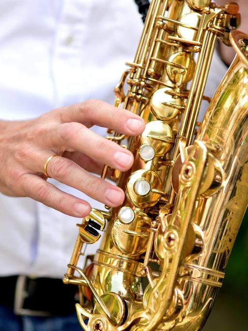 Ein Musiker spielt auf einem Saxophon.