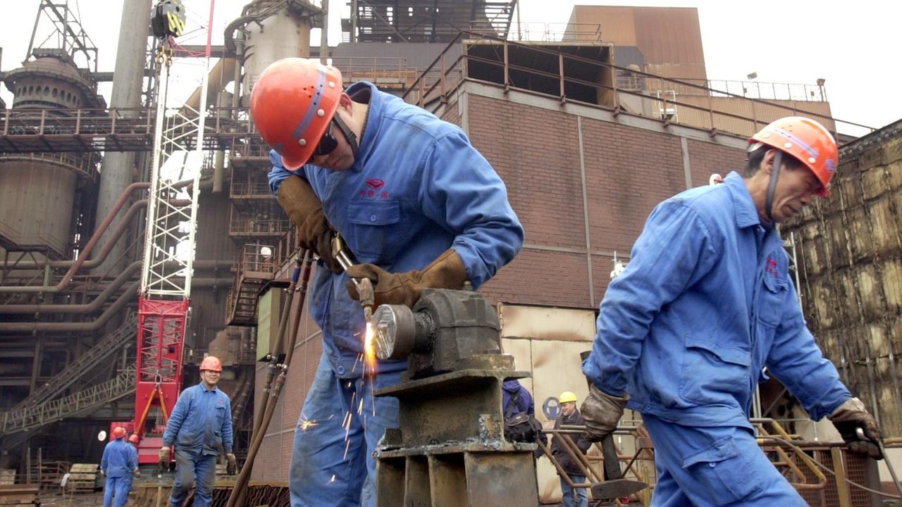 Chinesische Fachkräfte sind am 15.03.2002 mit der Demontage der Dortmunder Westfalenhütte beschäftigt. Bis März 2004 soll erstmals ein komplettes Hüttenwerk mit einem Gesamtgewicht von 250 000 Tonnen von Dortmund nach China umgesetzt werden. Schiffsladung für Schiffsladung soll die Anlage von Rotterdam, Antwerpen, Hamburg und Bremen nach Zhangjiangang, dem Firmensitz der Jiangsu Shagang Group verlegt werden. Das "gebrauchte" Hüttenwerk kostet seine neuen Besitzer einen dreistelligen Millionenbetrag, sowie Transportkosten in vergleichbarer Höhe. Der Neuwert wird mit 2 Milliarden Euro angegeben. Chinesische Fachkräfte sind am 15.03.2002 mit der Demontage der Dortmunder Westfalenhütte beschäftigt. Bis März 2004 soll erstmals ein komplettes Hüttenwerk mit einem Gesamtgewicht von 250 000 Tonnen von Dortmund nach China umgesetzt werden. Schiffsladung für Schiffsladung soll die Anlage von Rotterdam, Antwerpen, Hamburg und Bremen nach Zhangjiangang, dem Firmensitz der Jiangsu Shagang Group verlegt werden. Das "gebrauchte" Hüttenwerk kostet seine neuen Besitzer einen dreistelligen Millionenbetrag, sowie Transportkosten in vergleichbarer Höhe. Der Neuwert wird mit 2 Milliarden Euro angegeben.