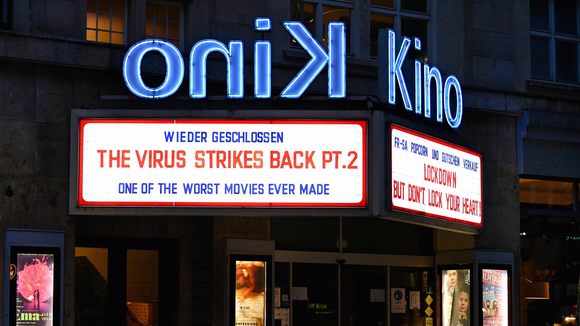 Wieder geschlossen: Auf der Anzeigetafel des Delphi Arthouse-Kinos in Stuttgart steht der fiktive Filmtitel "The Virus Strikes Back Pt. 2", eine Anspielung auf den Film "The Empire Strikes Back". Wieder geschlossen: Auf der Anzeigetafel des Delphi Arthouse-Kinos in Stuttgart steht der fiktive Filmtitel "The Virus Strikes Back Pt. 2", eine Anspielung auf den Film "The Empire Strikes Back".