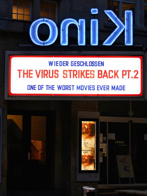 Wieder geschlossen: Auf der Anzeigetafel des Delphi Arthouse-Kinos in Stuttgart steht der fiktive Filmtitel "The Virus Strikes Back Pt. 2", eine Anspielung auf den Film "The Empire Strikes Back". 