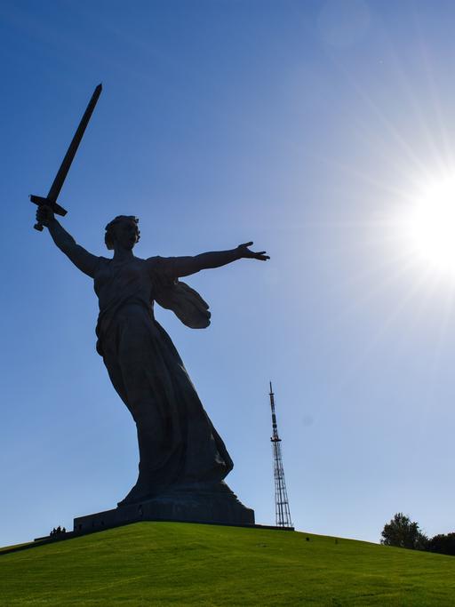 Die 85 Meter hohe Mutter-Heimat-Statue auf dem Mamajew-Hügel. Das riesige Monument erinnert an eines der schlimmsten Kapitel im Zweiten Weltkrieg - die Schlacht von Stalingrad.