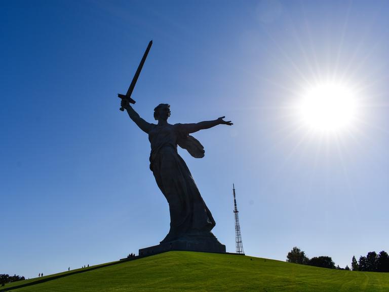 Die 85 Meter hohe Mutter-Heimat-Statue auf dem Mamajew-Hügel. Das riesige Monument erinnert an eines der schlimmsten Kapitel im Zweiten Weltkrieg - die Schlacht von Stalingrad.