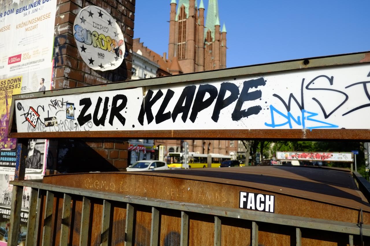 Ein Schild mit der Aufschrift "zur Klappe" Ein Schild mit der Aufschrift "zur Klappe"