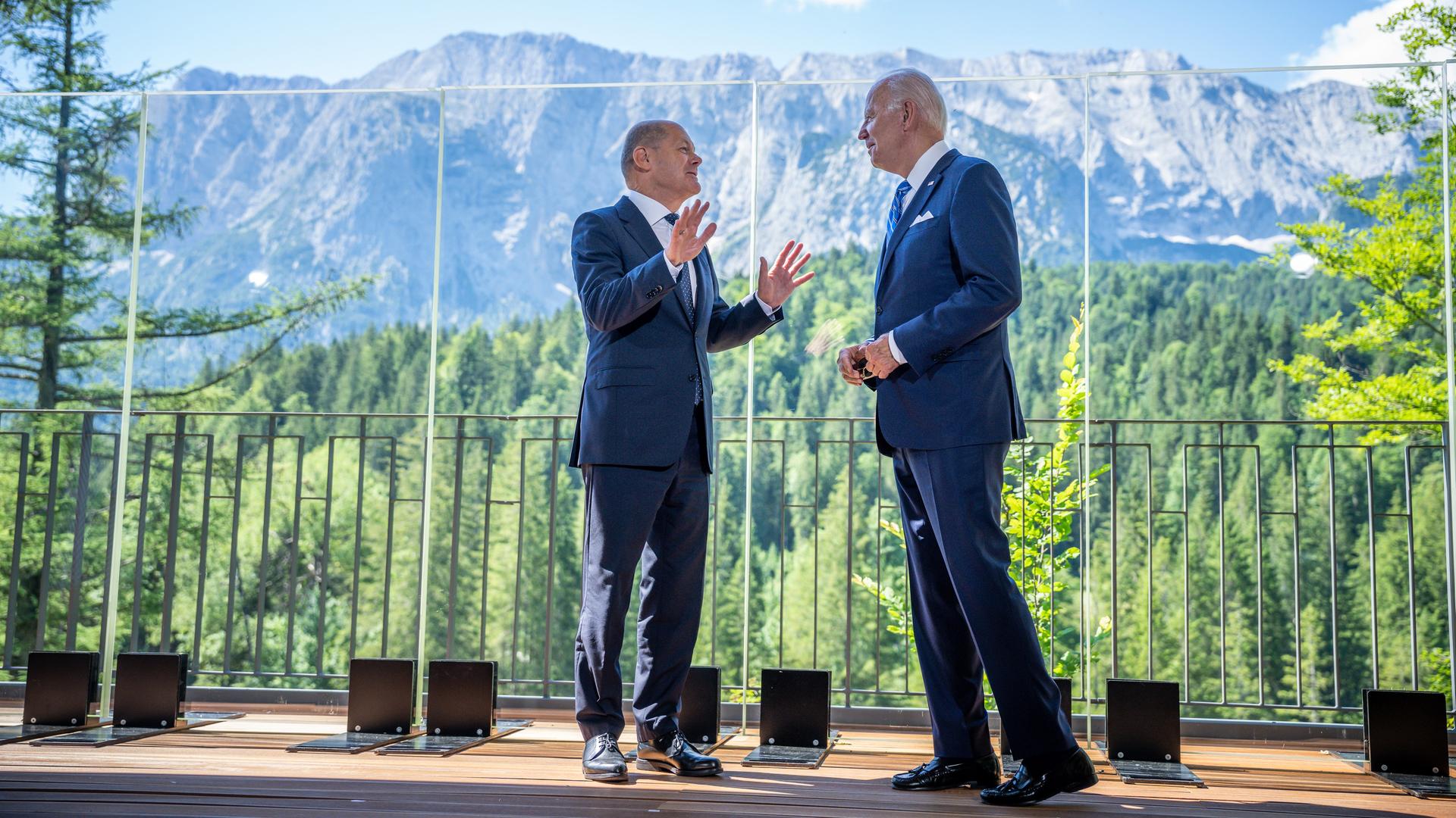 Bundeskanzler Olaf Scholz steht vor einer Bergkulisse neben US-Präsident Joe Biden. Bundeskanzler Olaf Scholz steht vor einer Bergkulisse neben US-Präsident Joe Biden.