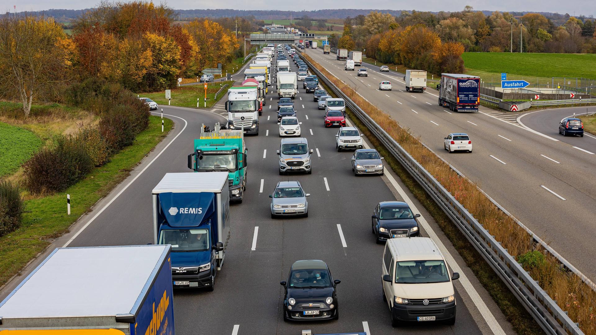 Langer Rückstau nach Unfall A81 zwischen zwei Fahrzeugen und einem LKW am 08.11.2021. Langer Rückstau nach Unfall A81 zwischen zwei Fahrzeugen und einem LKW am 08.11.2021.