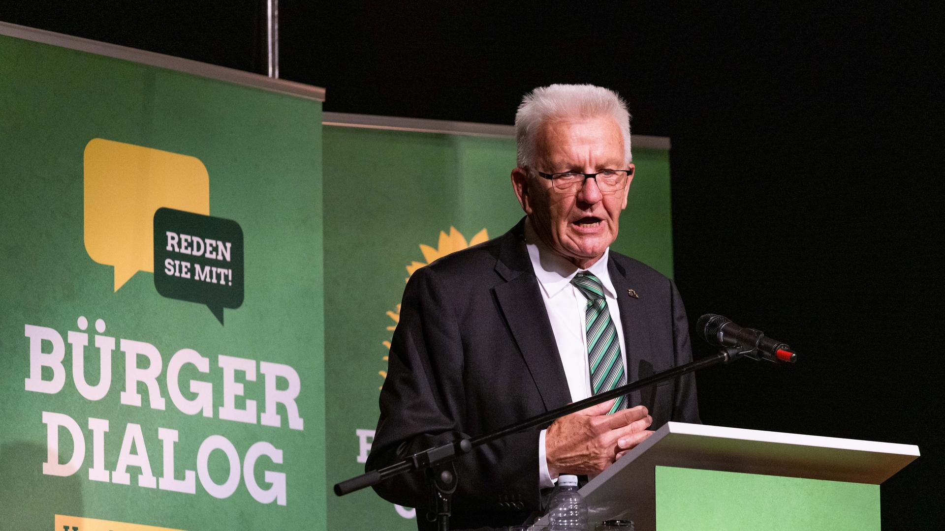 Winfried Kretschmann (Bündnis 90/Die Grünen), Ministerpräsident von Baden-Württemberg, steht auf einer Bühne und spricht während dem sogenannten Bürgerdialog seiner Fraktion zu den Anwesenden. Winfried Kretschmann (Bündnis 90/Die Grünen), Ministerpräsident von Baden-Württemberg, steht auf einer Bühne und spricht während dem sogenannten Bürgerdialog seiner Fraktion zu den Anwesenden.
