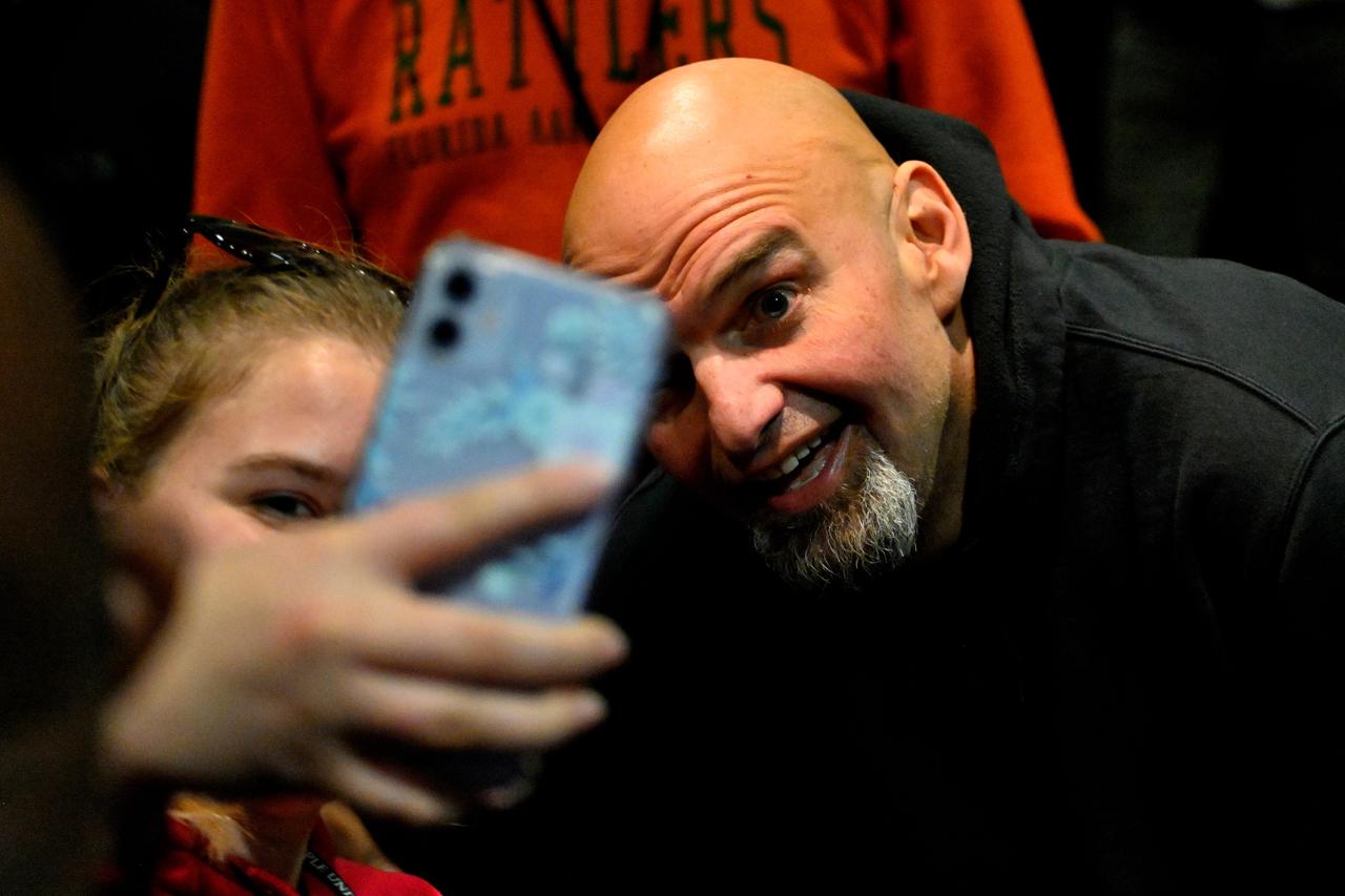 Der Demokrat John Fetterman beim Selfie mit einer Unterstützerin, aufgenommen in Philadelphia, Pennsylvania Der Demokrat John Fetterman beim Selfie mit einer Unterstützerin, aufgenommen in Philadelphia, Pennsylvania