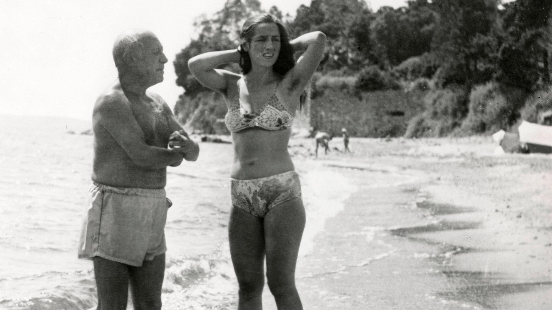 Der spanische Maler Pablo Picasso mit seiner damaligen Lebensgefährtin Francoise Gilot (re.) aus dem Jahr 1950 Der spanische Maler Pablo Picasso mit seiner damaligen Lebensgefährtin Francoise Gilot (re.) aus dem Jahr 1950