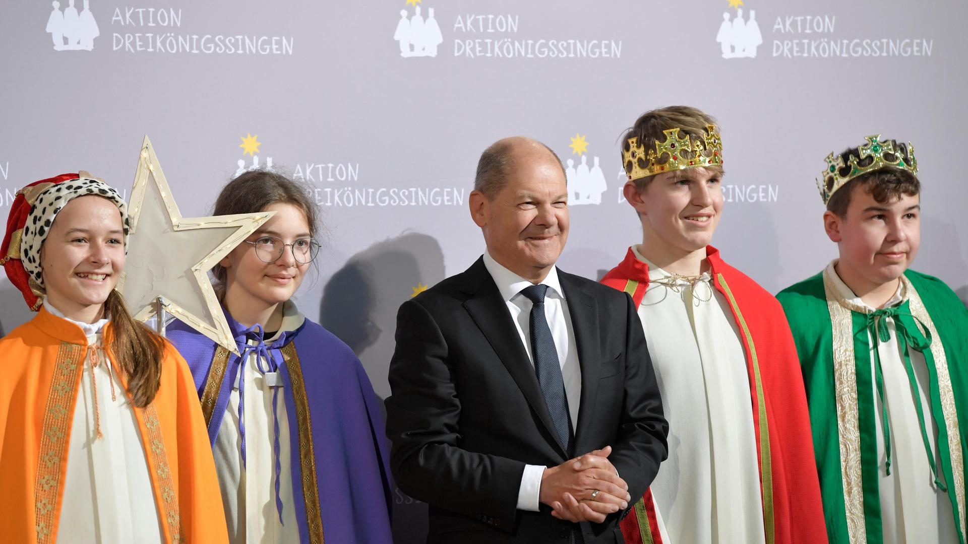 Bundeskanzler Olaf Scholz (SPD) empfing am Donnerstag (05.01.2023) die Sternsinger im Berliner Kanzleramt. Vor allem in katholischen Regionen ist das Sternsingen weit verbreitet, aber oft beteiligen sich auch evangelische Kirchengemeinden. 