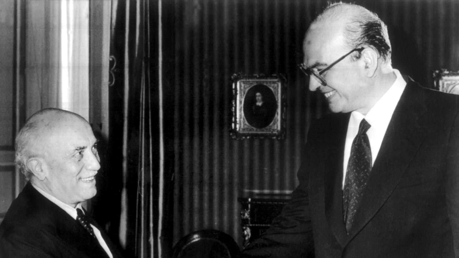 Eine zentrale Figur im "mani pulite"-Skandal: Italiens langjähriger Regierungschef und PSI-Vorsitzender Bettino Craxi (r.) hier 1979 mit dem christdemokratischen Senatspräsidenten Amintore Fanfani in Rom