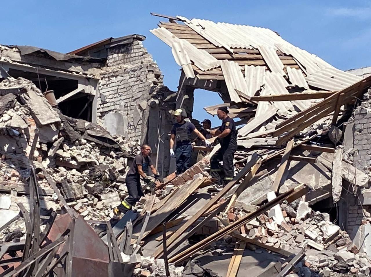 Rettungskräfte suchen nach Überlebenden in einem von der russischen Armee völlig zerstörten Haus in der Region Donezk in der Ukraine. Rettungskräfte suchen nach Überlebenden in einem von der russischen Armee völlig zerstörten Haus in der Region Donezk in der Ukraine.