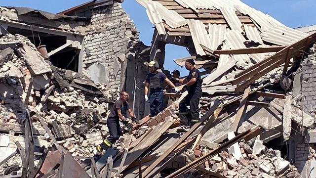 Rettungskräfte suchen nach Überlebenden in einem von der russischen Armee völlig zerstörten Haus in der Region Donezk in der Ukraine.