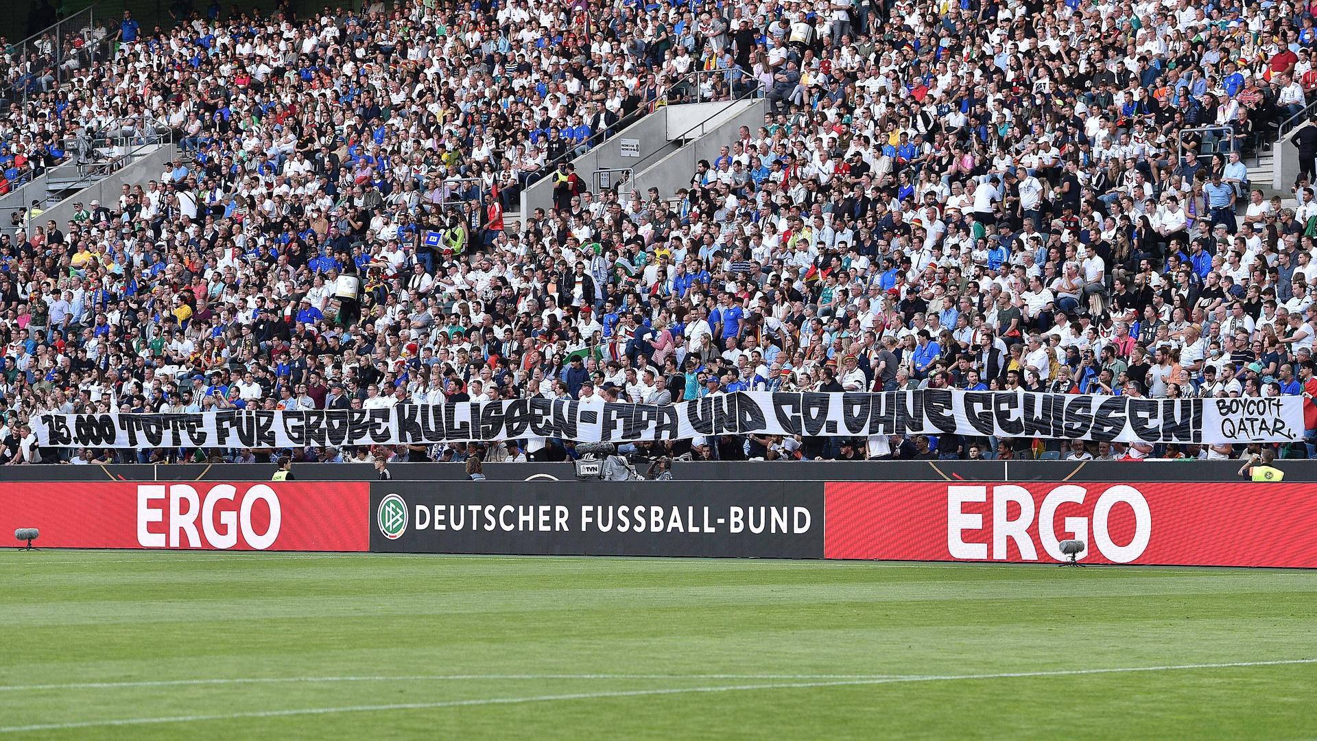 "15.000 Tote für große Kulissen - FIFA und Co. ohne Gewissen! Boycott Qatar" - Fans zeigten dieses Plakat beim Länderspiel Deutschland gegen Italien. "15.000 Tote für große Kulissen - FIFA und Co. ohne Gewissen! Boycott Qatar" - Fans zeigten dieses Plakat beim Länderspiel Deutschland gegen Italien.