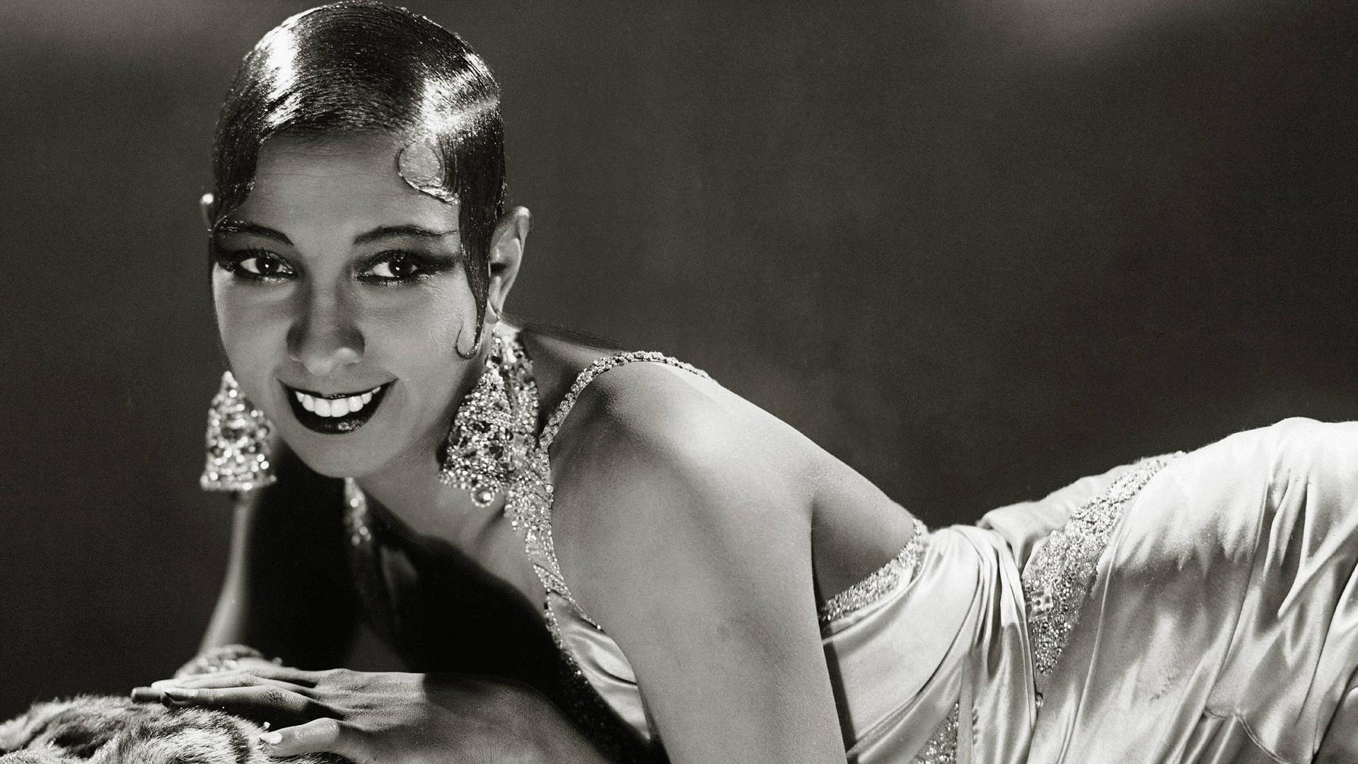 Die Tänzerin Josephine Baker liegt auf einem Tigerfell Die Tänzerin Josephine Baker liegt auf einem Tigerfell