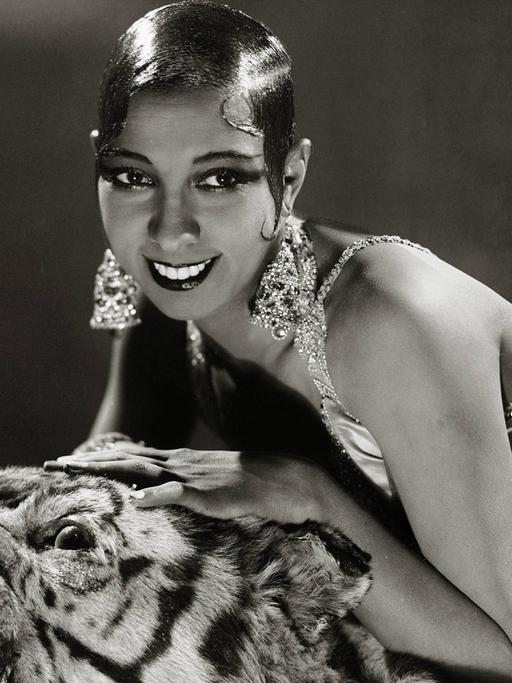 Die Tänzerin Josephine Baker liegt auf einem Tigerfell