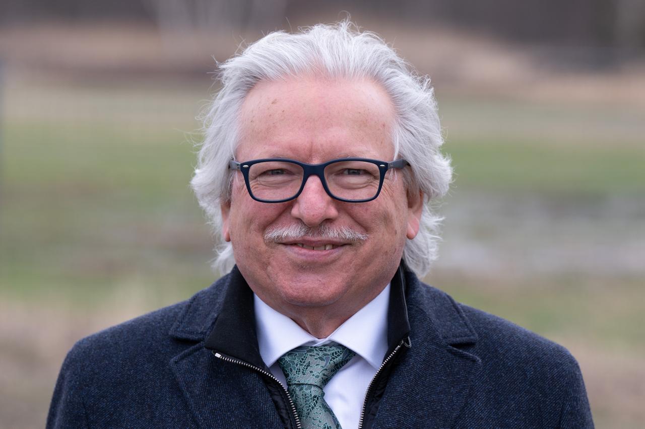 Ein Mann in dunkler Jacke schaut direkt in die Kamera: Günther Hasinger, Wissenschaftsdirektor bei der Europäischen Weltraumorganisation (ESA) Ein Mann in dunkler Jacke schaut direkt in die Kamera: Günther Hasinger, Wissenschaftsdirektor bei der Europäischen Weltraumorganisation (ESA)