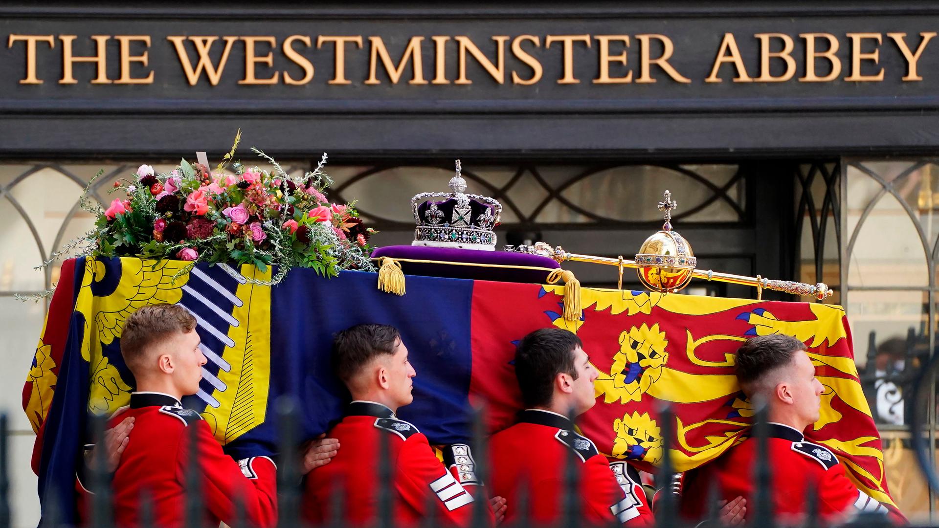 Der Sarg von Königin Elizabeth II. wird durch die Straßen von London getragen. Der Sarg von Königin Elizabeth II. wird durch die Straßen von London getragen.