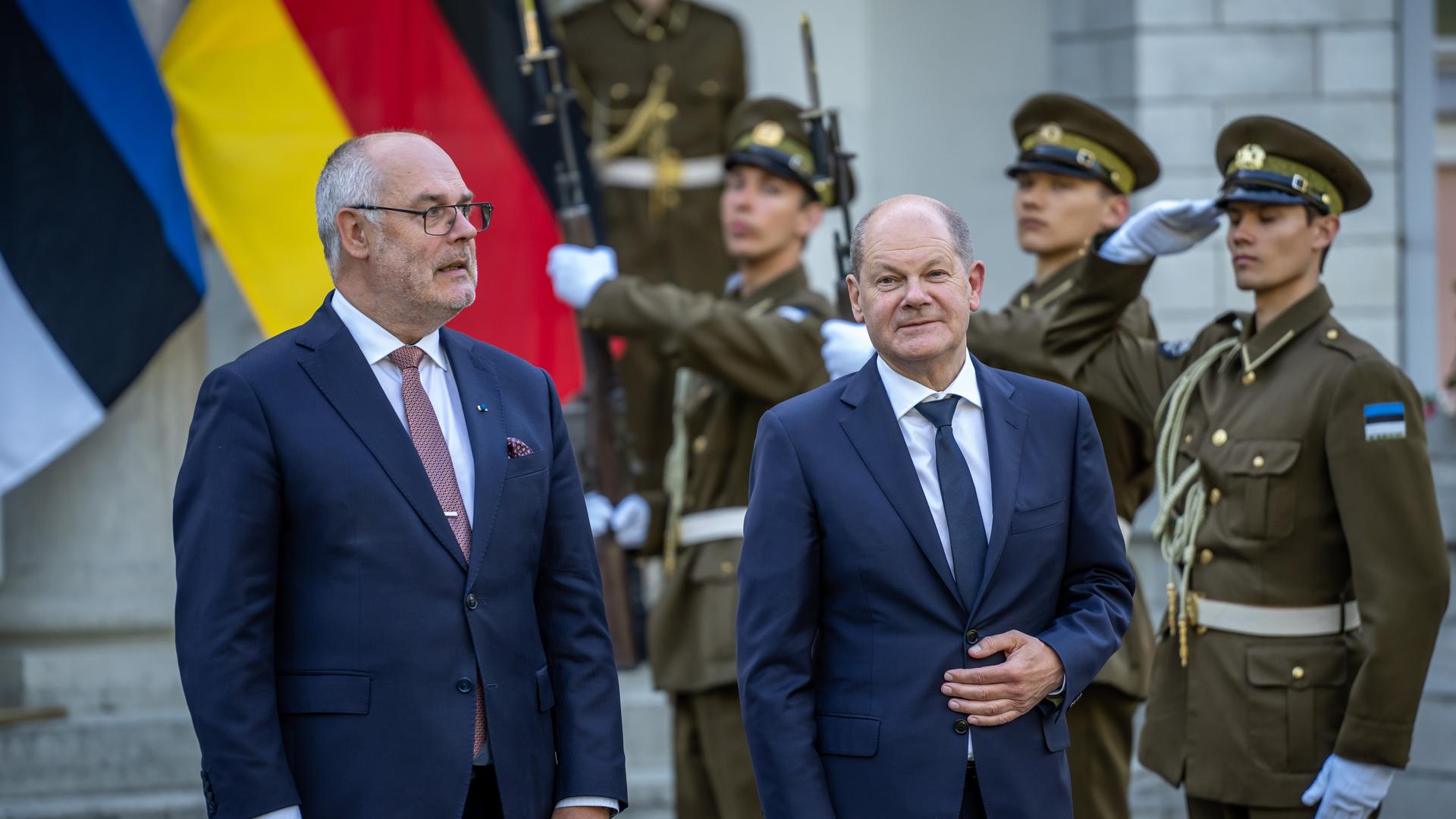 Scholz steht neben Alar Karis, dem Präsident, von Estland. Scholz steht neben Alar Karis, dem Präsident, von Estland.