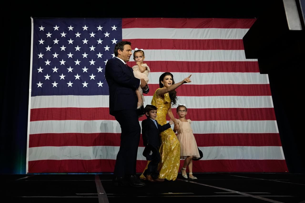 Der alte und neue Gouverneur Floridas: der republikaner  Ron DeSantis mit Frau Casey und den gemeinsamen Kindern bei der Feier seines Wahlsiegs in Tampa am 8. November 2022