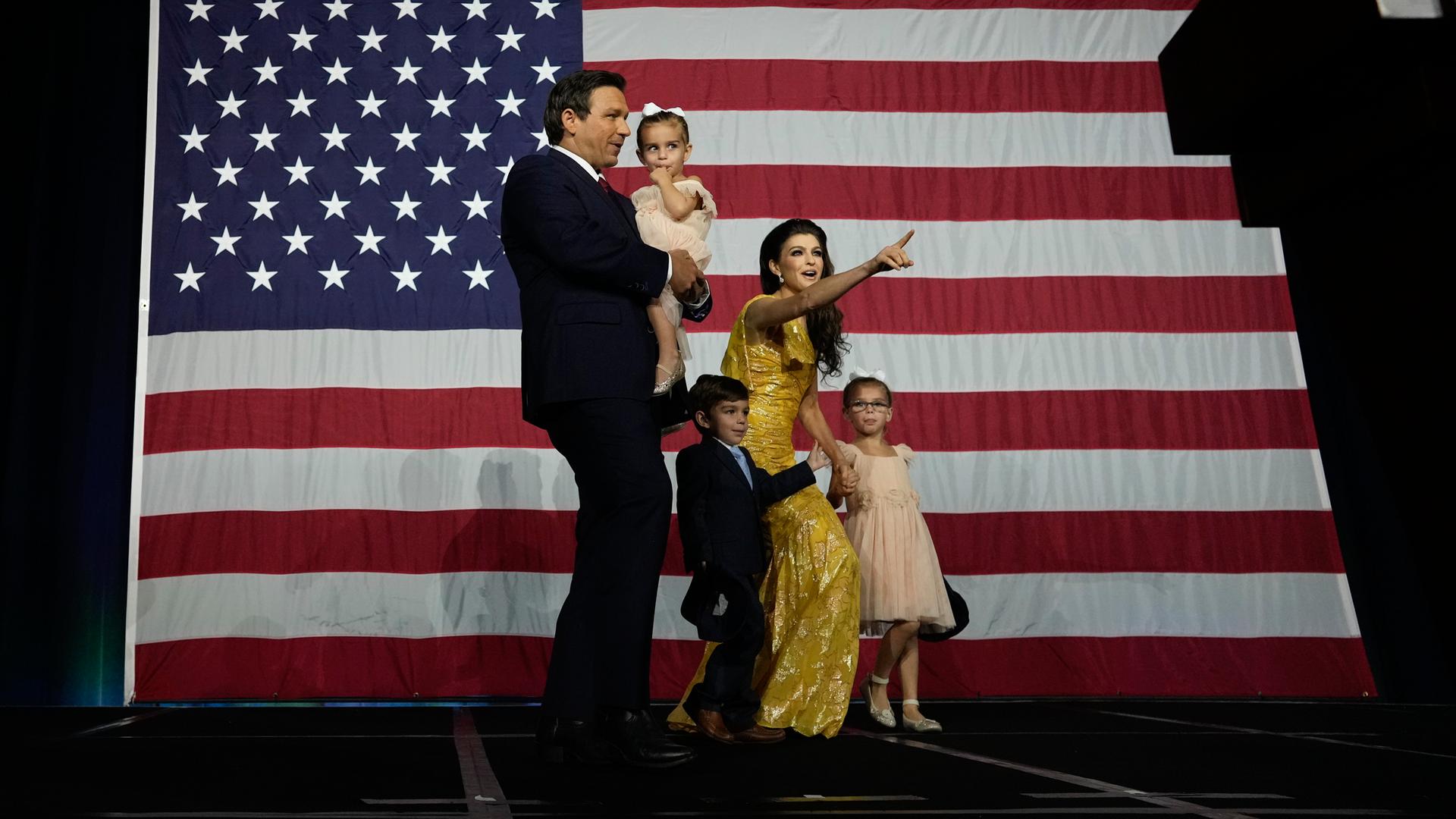 Der Gouverneur Floridas: der Republikaner Ron DeSantis mit Frau Casey und den gemeinsamen Kindern bei der Feier seines Wahlsiegs in Tampa am 8. November 2022 Der Gouverneur Floridas: der Republikaner Ron DeSantis mit Frau Casey und den gemeinsamen Kindern bei der Feier seines Wahlsiegs in Tampa am 8. November 2022