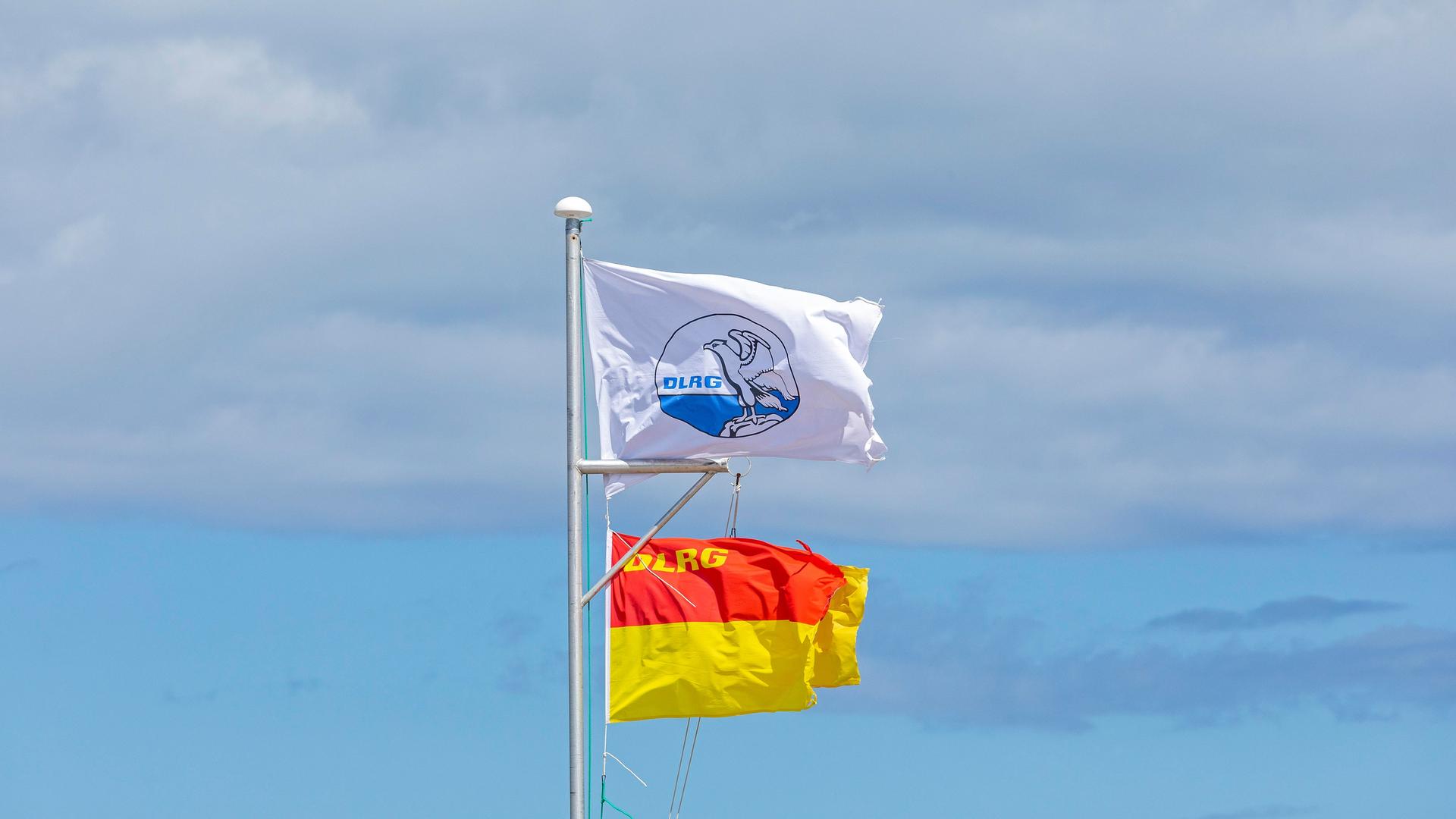 DLRG-Flaggen wehen im Wind. DLRG-Flaggen wehen im Wind.