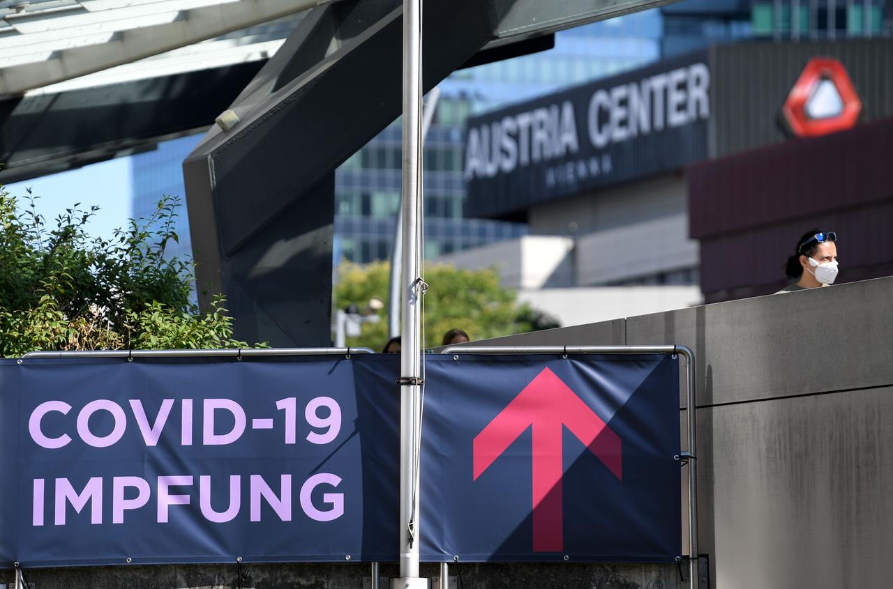 Ein Transparent weist im Austria Center Vienna darauf hin, wo sich das Impfzentrum befindet. Ein Transparent weist im Austria Center Vienna darauf hin, wo sich das Impfzentrum befindet.