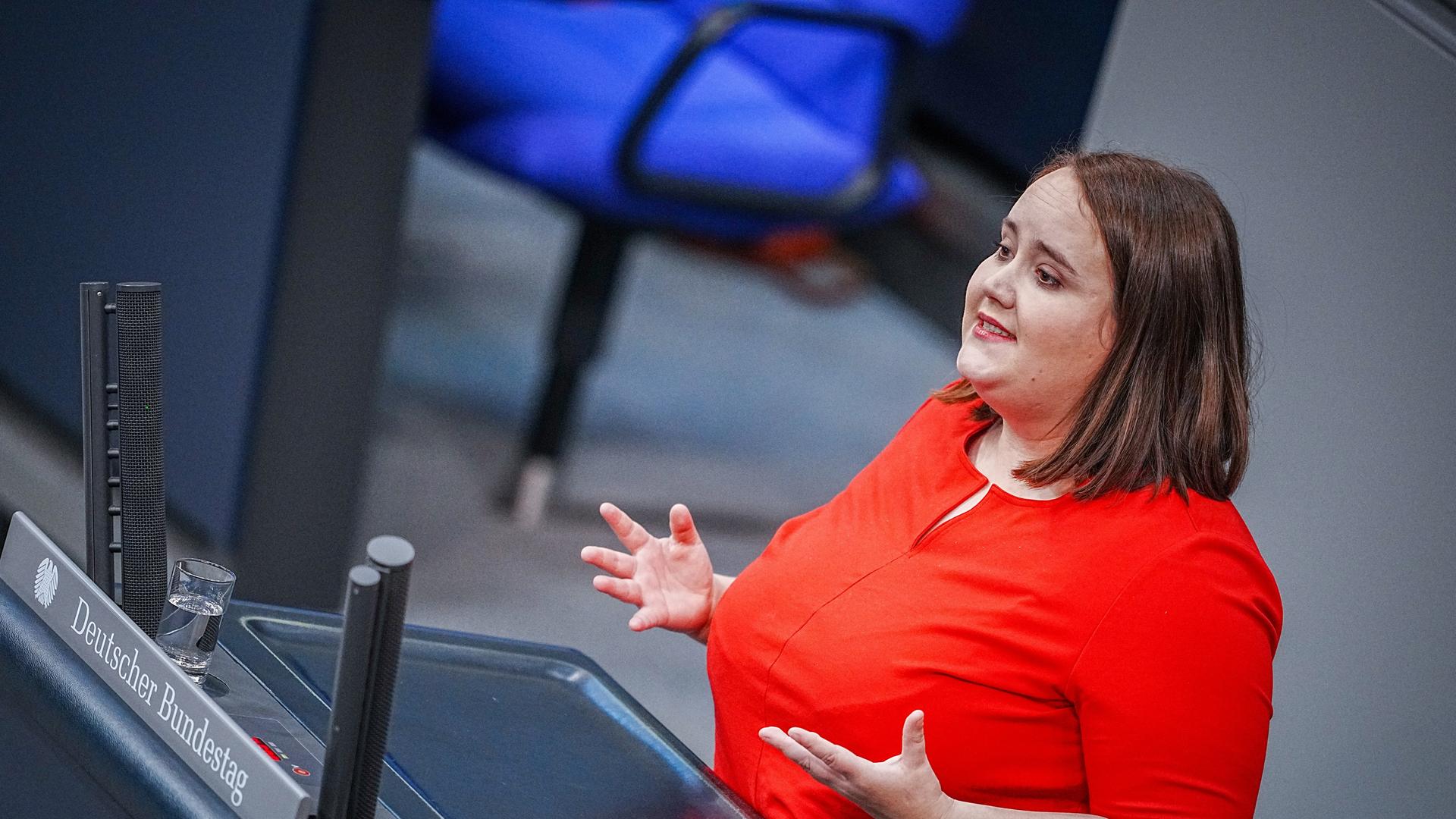 Ricarda Lang spricht im Bundestag und gestikuliert. Ricarda Lang spricht im Bundestag und gestikuliert.