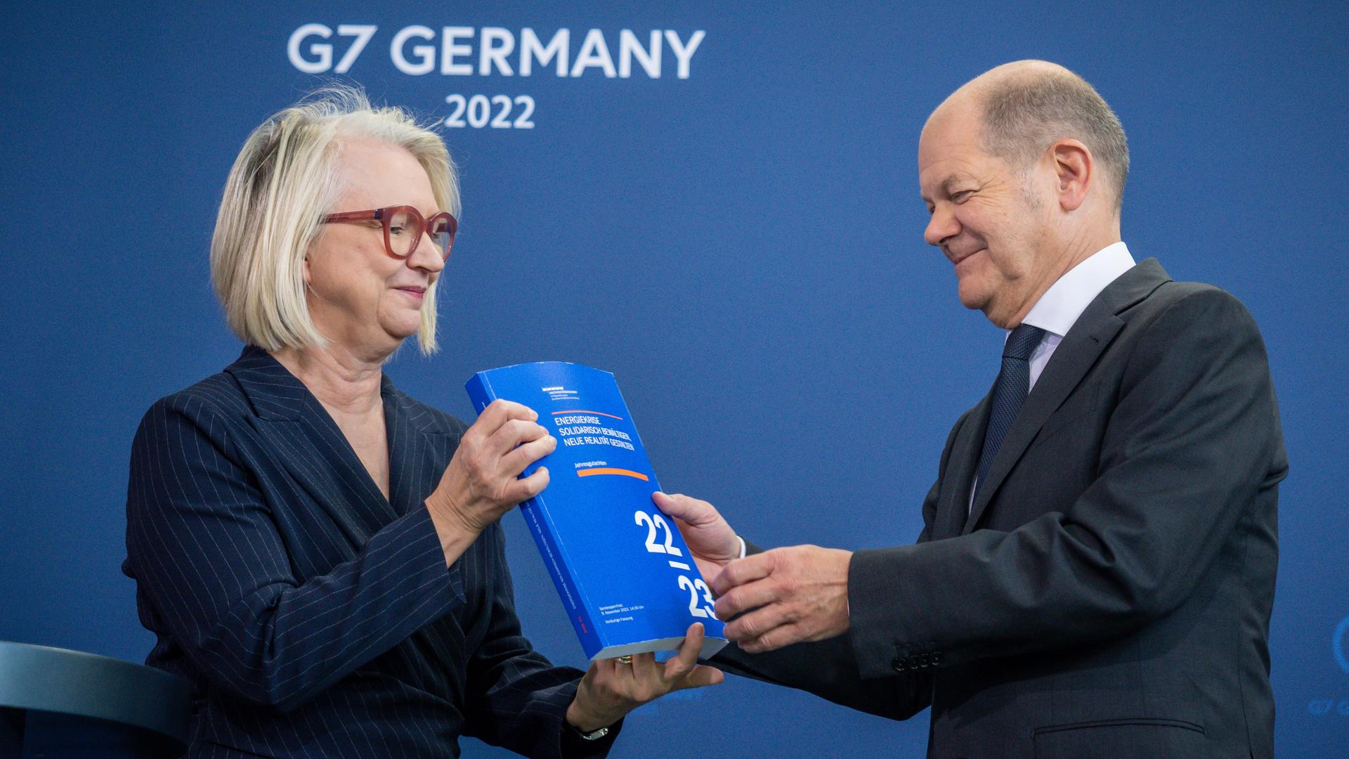 9. November 2022 in Berlin: Kanzler Olaf Scholz bei der diesjährigen Zeugnisvergabe durch Monika Schnitzer, Vorsitzende der sogenannten Wirtschaftsweisen (Sachverständigenrat der Bundesregierung) 9. November 2022 in Berlin: Kanzler Olaf Scholz bei der diesjährigen Zeugnisvergabe durch Monika Schnitzer, Vorsitzende der sogenannten Wirtschaftsweisen (Sachverständigenrat der Bundesregierung)