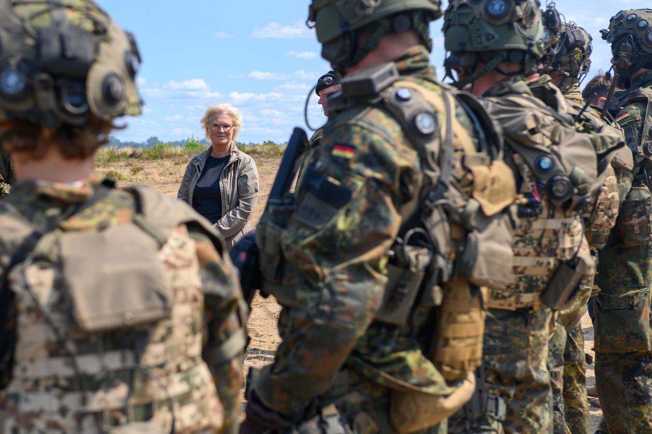Bundesverteidigungsministerin Christine Lambrecht (SPD) nimmt auf dem Truppenübungsplatz des Gefechtsübungszentrums des Heeres an einer Nachbesprechung einer Übung Teil Bundesverteidigungsministerin Christine Lambrecht (SPD) nimmt auf dem Truppenübungsplatz des Gefechtsübungszentrums des Heeres an einer Nachbesprechung einer Übung Teil