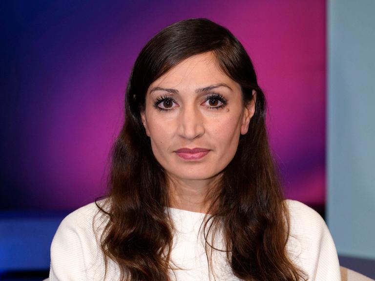 Gilda Sahebi ist am 23.11.2022 zu Gast in der ARD-Talkshow "Maischberger" im Studio Berlin-Adlershof.