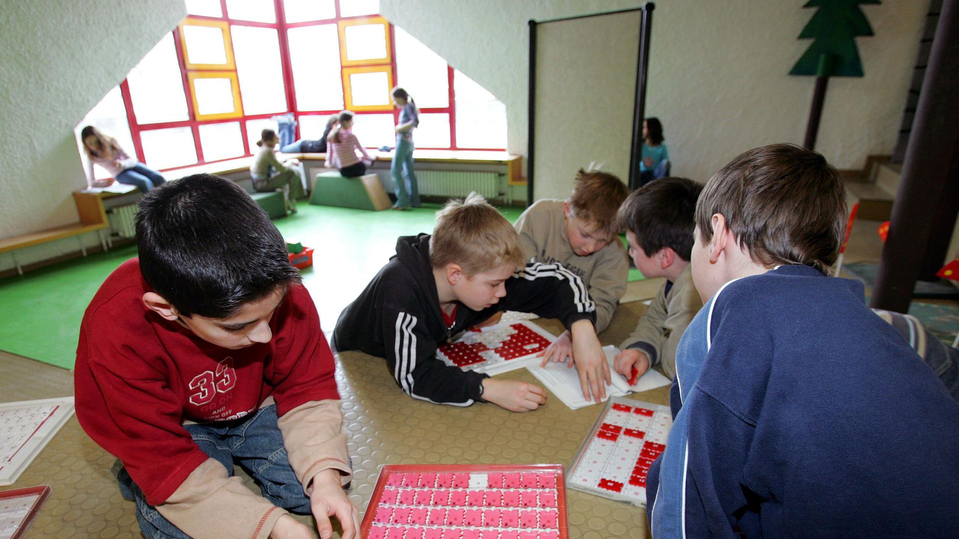 Schüler beim freien Mathematiklernen an der Offenen Schule Kassel-Waldau Schüler beim freien Mathematiklernen an der Offenen Schule Kassel-Waldau