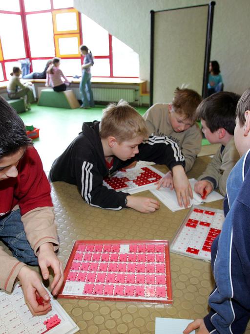 Schüler beim freien Mathematiklernen an der Offenen Schule Kassel-Waldau