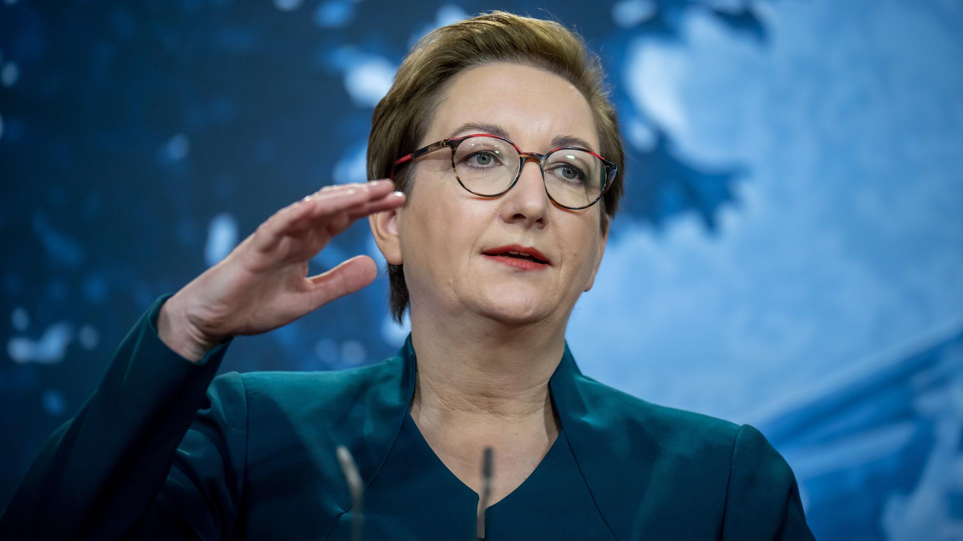 Portraitaufnahme von Klara Geywitz (SPD), Bundesministerin für Bau und Wohnen, eine Frau mit kurzen Haaren hält eine Rede 