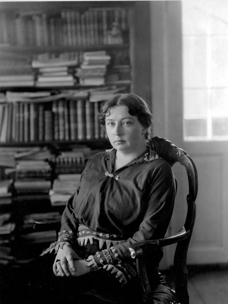 Die Literaturpreisträgerin von 1928, die norwegische Schriftstellerin Sigrid Undset, sitzt in diesem Schwarz-weiß-Foto in einem Lehnstuhl und blickt in die Kamera. Im Hintergrund ist ein Bücherregal zu erkennen. Die Literaturpreisträgerin von 1928, die norwegische Schriftstellerin Sigrid Undset, sitzt in diesem Schwarz-weiß-Foto in einem Lehnstuhl und blickt in die Kamera. Im Hintergrund ist ein Bücherregal zu erkennen.