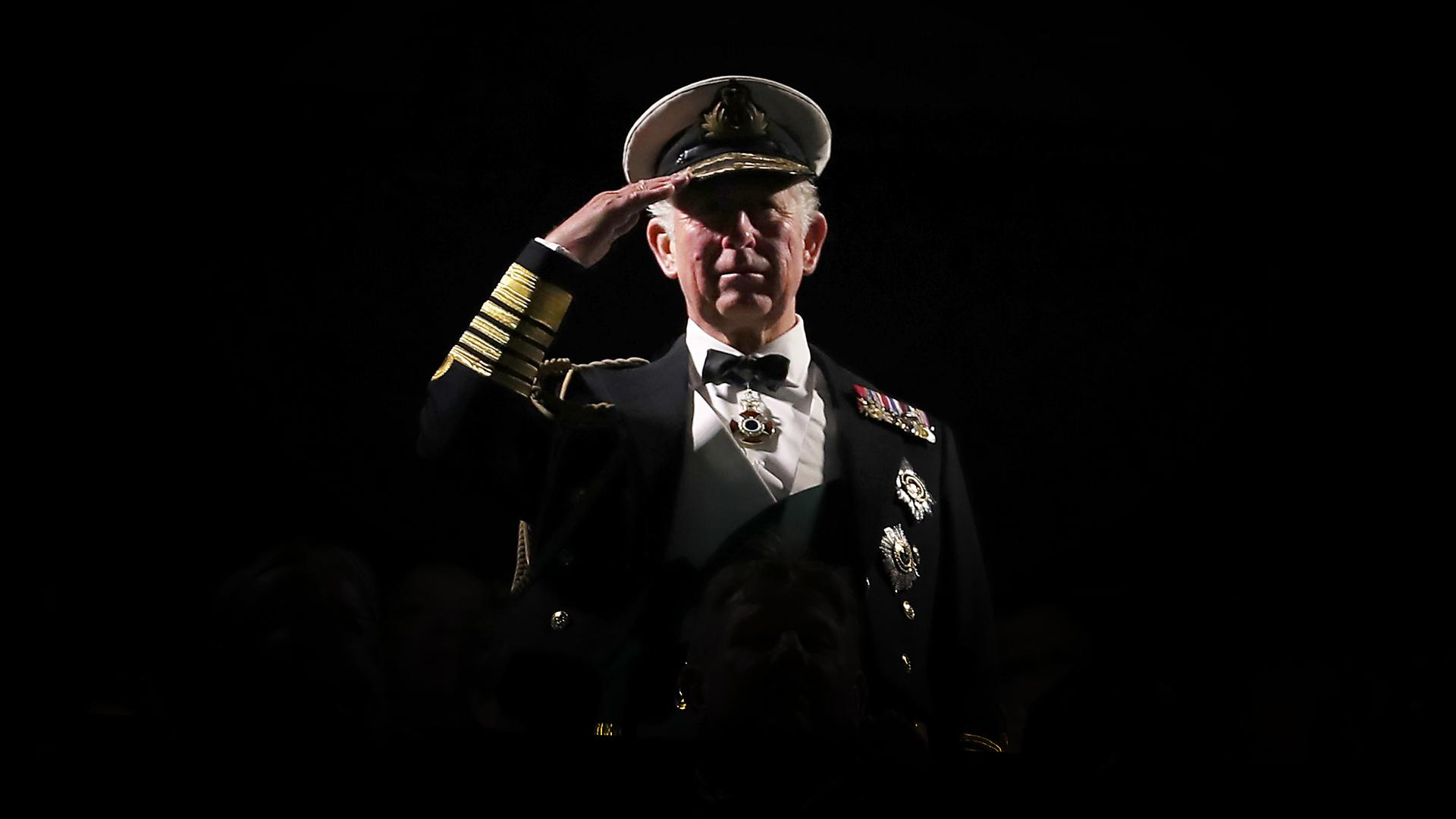 Kind Charles steht in militärischer Montur in der Dunkelheit Kind Charles steht in militärischer Montur in der Dunkelheit