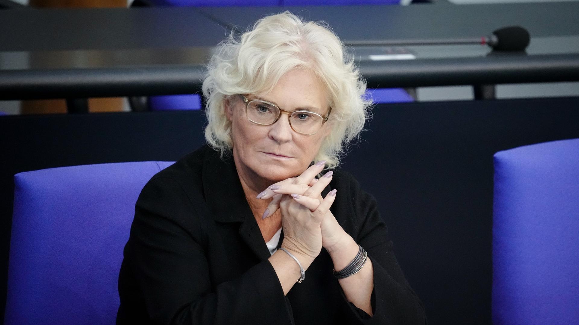 Christine Lambrecht, den Kopf auf die gefalteten Hände gestützt, sitzt nachdenklich, alleine in einer Bank im Bundestag. Christine Lambrecht, den Kopf auf die gefalteten Hände gestützt, sitzt nachdenklich, alleine in einer Bank im Bundestag.