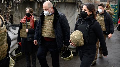 Mariupol: Annalena Baerbock (Bündnis 90/Die Grünen), Außenministerin, geht mit Schutzweste und Helm zu einem gepanzerten Fahrzeug.